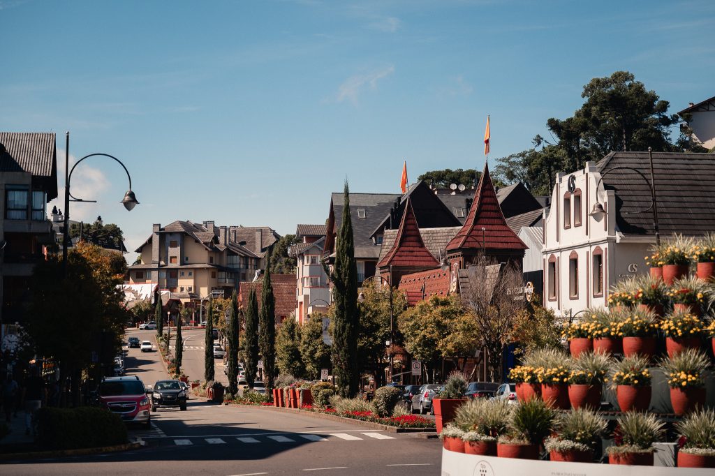 Vista da Serra Gaúcha em Gramado, destaque para o mercado imobiliário de alto padrão